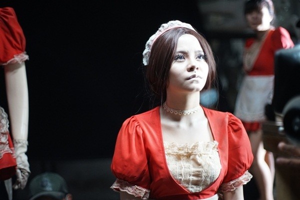 Nội dung  MV Out Of Control xoay quanh một cô ma-nơ-canh tàn phế, tạo hình của Tia Hải Châu vì thế có phần đáng sợ. Nữ ca sĩ trẻ trang điểm nhợt nhạt, mặc trang phục hầu phòng, gương mặt không cảm xúc. Được biết Tia Hải Châu đã đầu tư tới 500 triệu cho MV ra mắt này. 