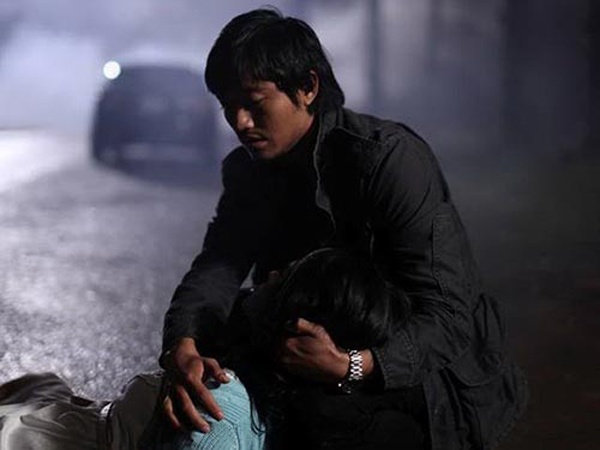 Quả tim máu cũng là một tác phẩm khác của Victor Vũ mà trong đó một người đẹp không may nhận lấy cái chết oan uổng thảm khốc. Hồng (Nancy Nguyễn) là người yêu của nhân vật Tâm (Quý Bình) khi anh ở Sài Gòn. 