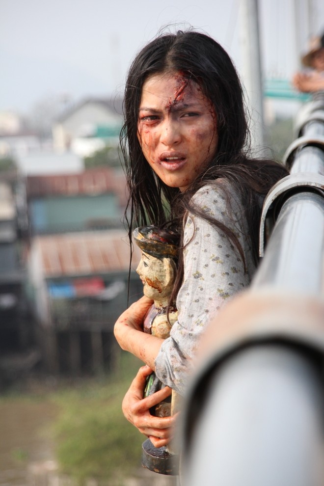 Cũng đóng vai cô gái trẻ chết tức tưởi là nữ diễn viên Nhung Kate trong bộ phim kinh dị Đoạt hồn. Người yêu của Johnny Trí Nguyễn vào vai cô gái nghèo Tuyết vì muốn vào Nam lập nghiệp mà không may bị kẻ xấu hãm hại, bắt vào nhà chứa và bị đánh đập dã man. 