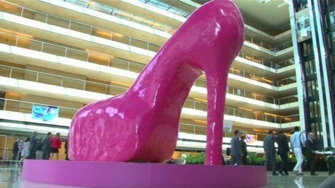 Nhân dịp kỷ niệm 10 năm thành lập, khách sạn Hilton Buenos Aires ở Argentina mới đây vừa cho khai trương căn phòng mang phong cách đặc trưng của búp bê Barbie đầu tiên trên thế giới. Ngay từ bên ngoài khách sạn, một chiếc giày khổng lồ được đặt dưới sảnh tầng 1. 