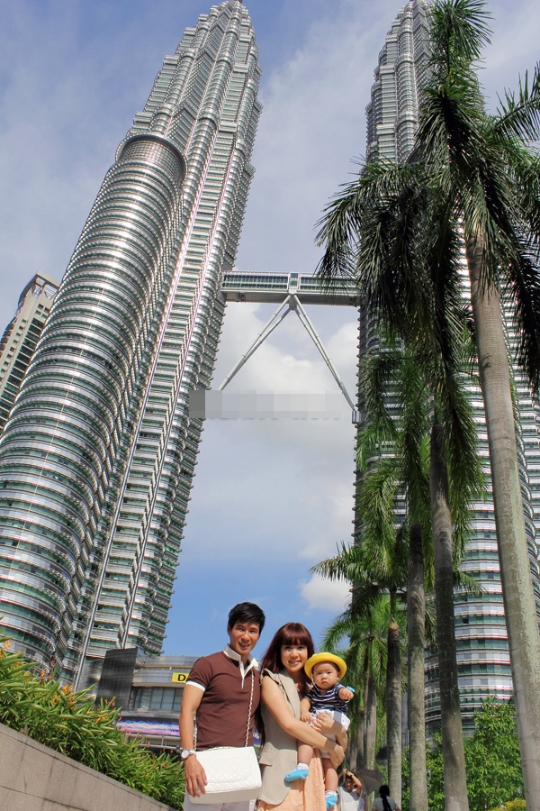 Vợ chồng nam ca sĩ Lý Hải – Minh Hà thường chịu khó đưa các con đi du lịch trong và ngoài nước và coi đây như một hình thức giúp con phát triển. Sau khi con trai đầu lòng Rio được 10 tháng tuổi, gia đình nam ca sĩ đến Singapore và Malaysia du lịch. 