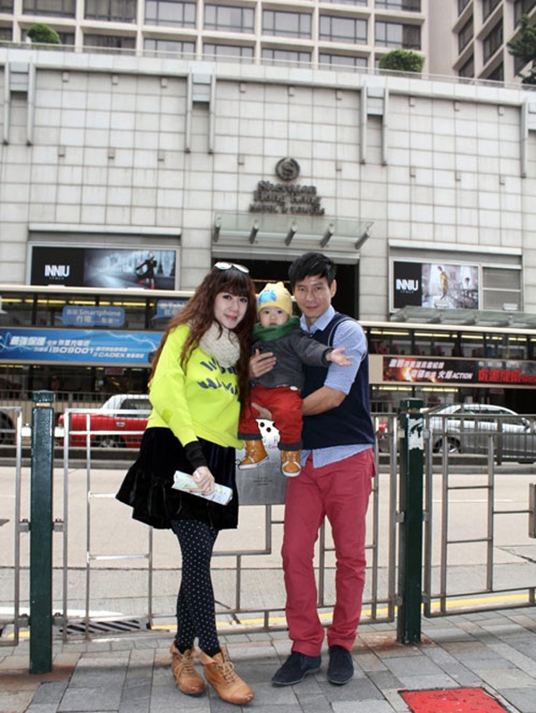 Đến khi Minh Hà mang thai bé gái Cherry, hai vợ chồng và bé Rio vi vu đến Hong Kong.