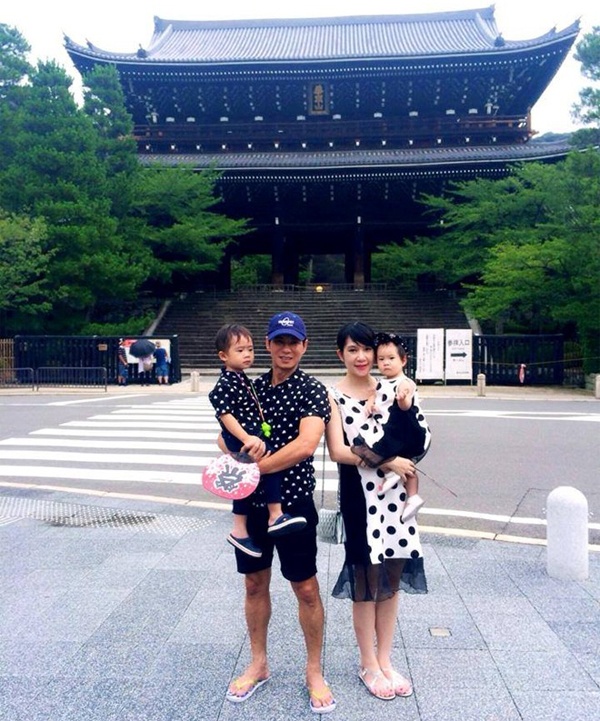 Gần đây nhất vào tháng 8 vừa qua, dù sắp chào đón đứa con thứ 3, vợ chồng Lý Hải vẫn quyết định đến các thành phố Tokyo, Osaka và Nagoya ở Nhật Bản trong dịp kỷ niệm 10 năm yêu nhau. Trong những chuyến đi chơi, gia đình giọng ca Khi người đàn ông khóc thường diện trang phục ton-sur-ton ăn ý thể hiện sự gắn bó. 