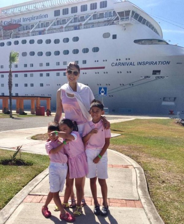 Người đẹp giải thích đến mỗi vùng đất mới, hai quý tử được học hỏi nhiều điều bổ ích. Đặc biệt từ đầu năm tới nay, gia đình Hà Kiều Anh liên tục xuất ngoại, trong dịp lễ 30/4 - 1/5, cả nhà cô đến Thái Lan, tới tháng 7 gia đình Hoa hậu chọn điểm đến ở Mexico bằng du thuyền Carnival Cruise. 