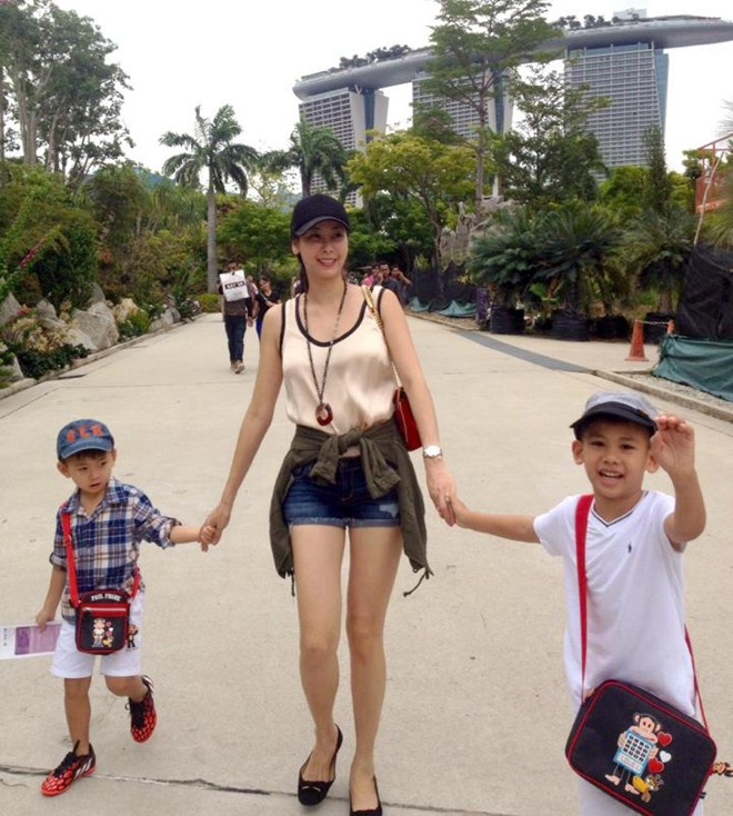 Vào tháng 10 vừa qua, hai cậu nhóc được mẹ cho đi chơi ở đảo quốc Singapore. 