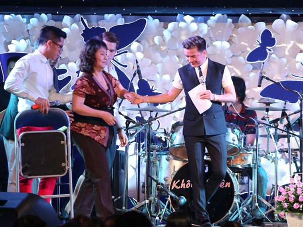 Cuối tháng 3/2014, giới nghệ sĩ hay tin bệnh tình của Hoàng Lan càng thêm nặng và có nguy cơ bị mù, trong khi đó cô lại không có đủ tiền chi trả kinh phí chữa bệnh. Để giúp đỡ đàn chị, ca sĩ Đàm Vĩnh Hưng đã đứng ra tổ chức đêm nhạc Chia sẻ yêu thương để quyên góp ủng hộ cô. Số tiền thu về sau đêm nhạc lên đến hơn 400 triệu đồng. Trong đó, 300 triệu đồng tiền mặt được trao cho nghệ sĩ Hoàng Lan, số còn lại dành tặng hai nghệ sĩ khác cũng đang phải chữa bệnh là Vinh Sử và Thanh Thế. Trước đó vào năm ngoái, một đêm nhạc cũng từng được tổ chức để giúp đỡ nữ diễn viên. 