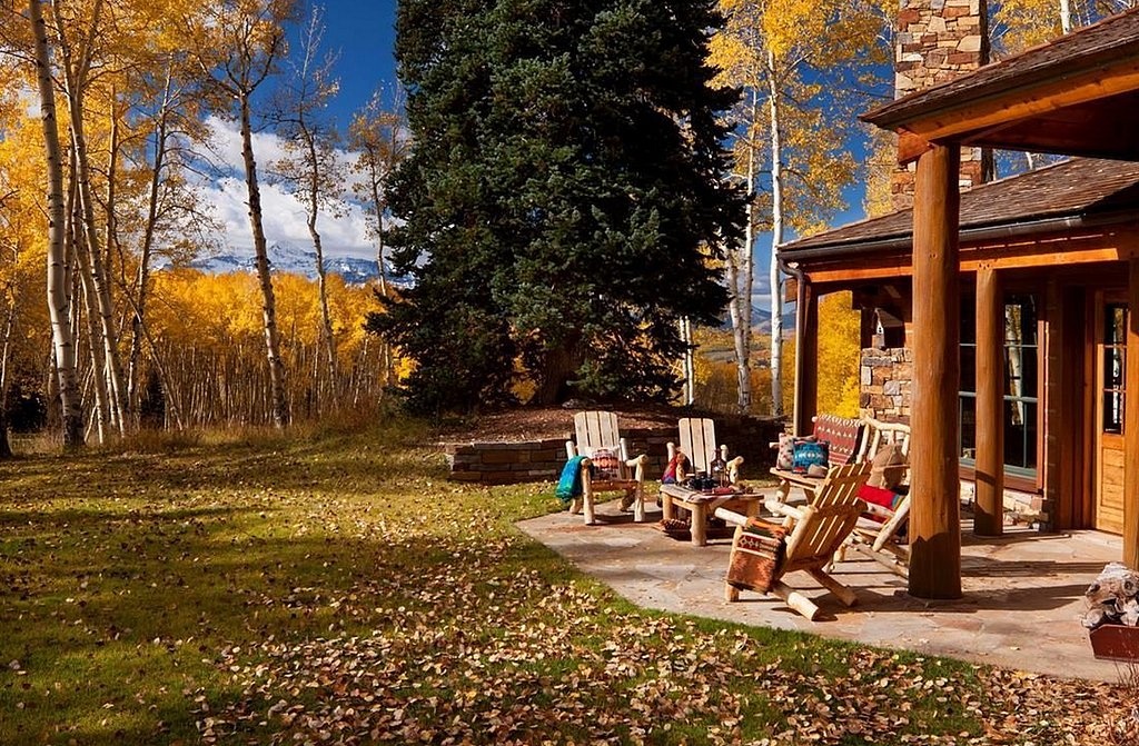 Tom cũng xây dựng thêm một thư viện rộng rãi cùng phòng giải trí và phòng gym hiện đại. Căn nhà cách khu resort Telluride 15 phút lái xe. 