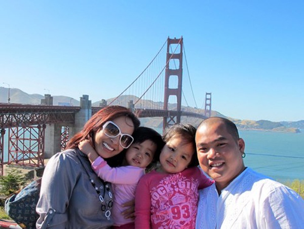 Hai cô công chúa Suli, Suti của vợ chồng cựu người mẫu Thúy Hạnh – nhạc sĩ Minh Khang có tần suất lịch khá dày đặc. Mùa hè năm 2010, hai cô nhóc đi cùng bố mẹ du lịch dài ngày ở Mỹ. Tại xứ sở cờ hoa, điểm đến đầu tiên được Suli và Suti khám phá là thành phố San Francisco ở miền Tây. 