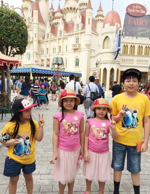 . Sau đó, gia đình Thúy Hạnh tiếp tục du ngoạn trên con tàu Carnival Paradise từ Los Angeles đến Ensenada - Mexico. Đầu năm nay, vợ chồng Thúy Hạnh cùng gia đình người chị Thúy Hằng đến Singapore đón tuổi mới. 