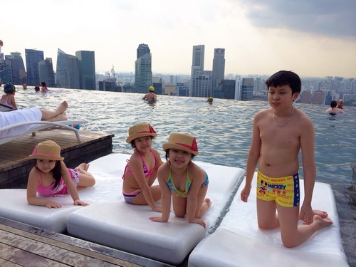 . Hai cô bé có dịp được gặp gỡ, chơi đùa với các anh chị họ tại các địa điểm vui chơi giải trí như công viên nước, sở thú. 