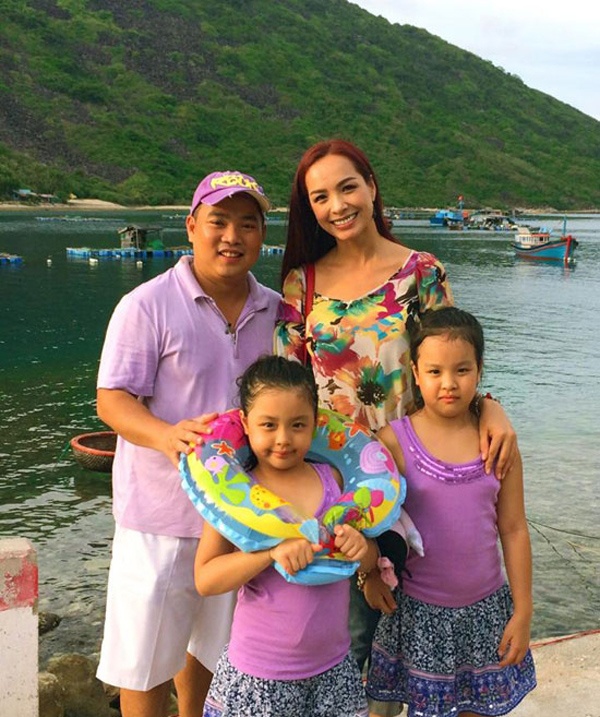 Tháng 8 vừa qua, vợ chồng cựu người mẫu đưa các công chúa đến vịnh Cam Ranh nghỉ mát. 