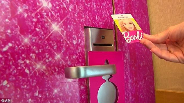 Các đồ vật trong Barbie Room đều liên quan đến cô búp bê tóc vàng từ thẻ từ cho đến vật dụng cá nhân phòng tắm. Barbie Room có một cánh cửa dẫn đến một căn phòng khác để dành cho các vị phụ huynh.