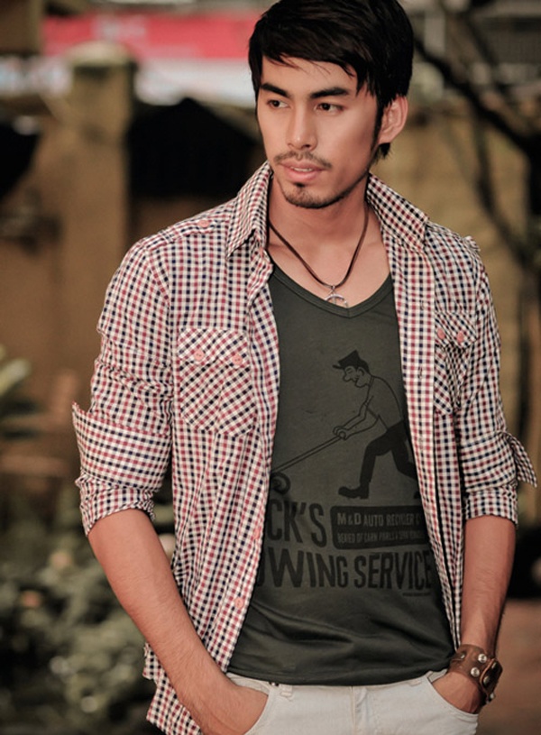 Mới đây nhất, một nghệ sĩ trẻ không may gặp bạo bệnh là nam người mẫu, diễn viên Duy Nhân. Cuối tháng 10 vừa rồi, Duy Nhân cho biết anh bị ung thư vòm họng và chi phí điều trị khá cao, gia đình anh có ý định bán nhà đi ở trọ để có tiền chữa bệnh. 