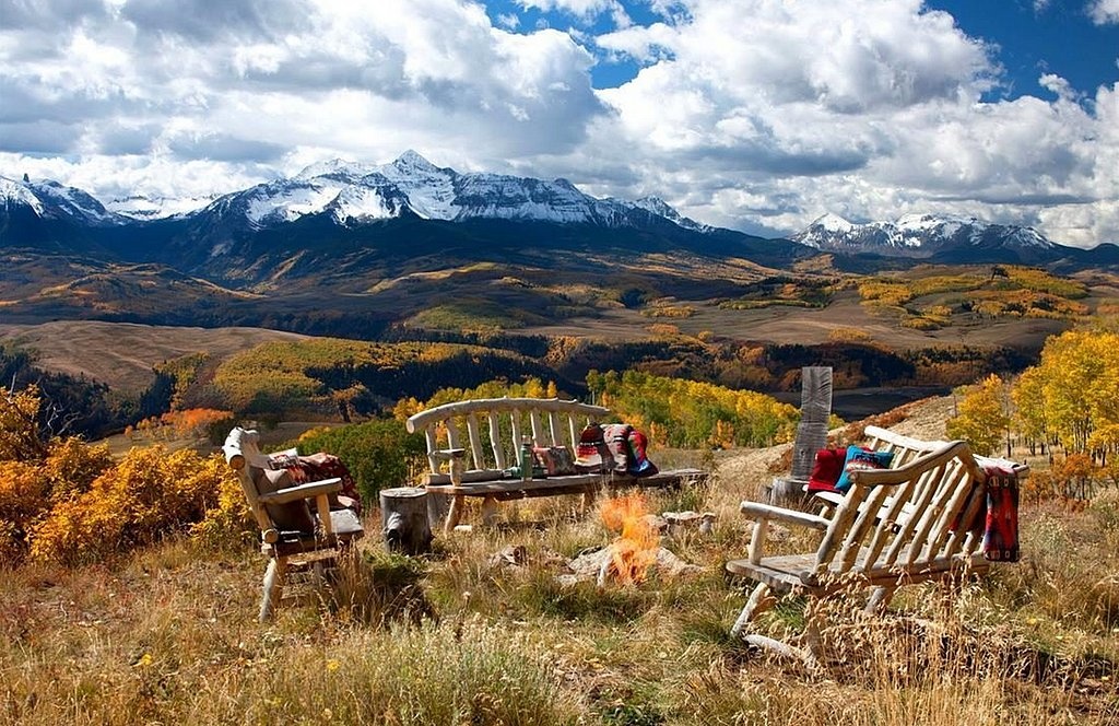 Bộ bàn ghế đặt ngoài trời là nơi yên tĩnh để ngắm nhìn núi non bao quanh. Ngoài khu nhà chính 900 mét vuông, Tom còn có nhà khách rộng gần 150 mét vuông với 3 phòng ngủ, 3 phòng tắm. Năm 2011, “bà hoàng truyền thông” Oprah Winfrey từng phỏng vấn Tom tại ngôi nhà gỗ này. 