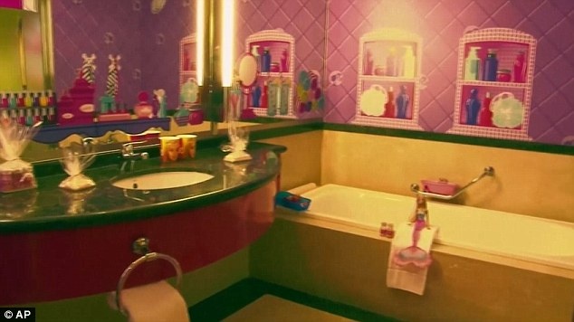 Ngoài căn phòng, khách sạn cũng đầu tư chuỗi dịch vụ với Barbie như: thực đơn, Candy Bar, trị liệu sắc đẹp, kiểu tóc và phòng tập thể dục. 