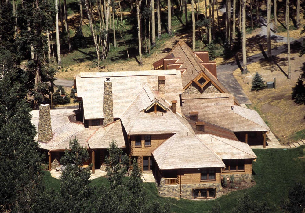 Nơi này cũng chứng kiến những ngày tháng Tom hạnh phúc với cô vợ Katie Holmes và con gái Suri mỗi khi họ muốn rời xa thành phố ồn ào. Sau khi bỏ vợ, tài tử không sử dụng căn nhà nhiều nữa.