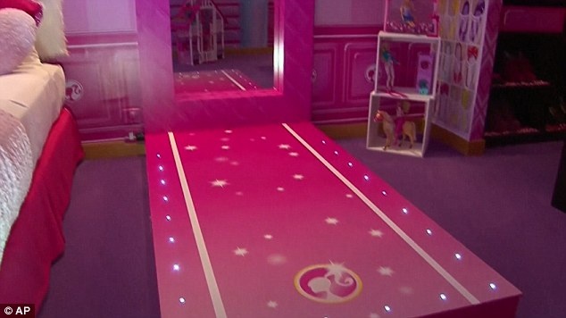 Một chiếc gương dài được dựng cùng với sàn băng catwalk để các cô gái thoải mái ngắm nhìn mình trong gương. 