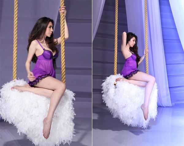 Trước Tóc Tiên, Angela Phương Trinh,… thì Thủy Tiên là ca sĩ gây chú ý nhất khi đưa phong cách sexy vào trình diễn hay các nhạc phẩm MV. Năm 2012, cô từng gây tranh cãi khi xuất hiện trong MV Em đã quên với bộ váy ngủ màu tím mỏng manh, nhìn xuyên thấu, những góc quay từ dưới lên càng khiến cảnh quay thêm nóng bỏng. 