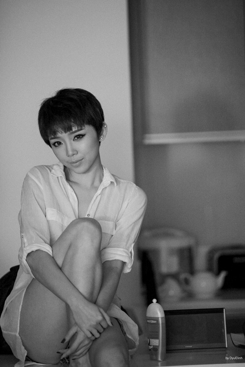 Sắp tới, nữ ca sĩ Tóc Tiên sẽ tung ra MV Tell Me Why khai thác nét sexy vốn có của cô. Tóc Tiên vừa hé lộ những hình ảnh nóng bỏng trong MV khiến nhiều người bất ngờ về mức độ táo bạo trong trang phục.