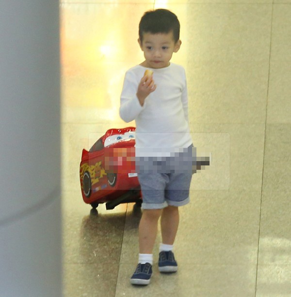 Có người mẹ Hồ Ngọc Hà sở hữu gu thời trang tinh tế, cậu bé Subeo thường xuyên xuất hiện với vẻ bảnh trai, tươm tất. 