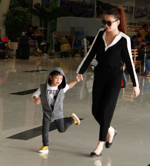 Mỗi lần ra sân bay, Subeo được bố mẹ chọn những bộ đồ gọn gàng như áo thun trắng hoặc màu trơn, shorts jeans, giày vải tiện trong việc di chuyển và đặc tính hiếu động của trẻ nhỏ. 