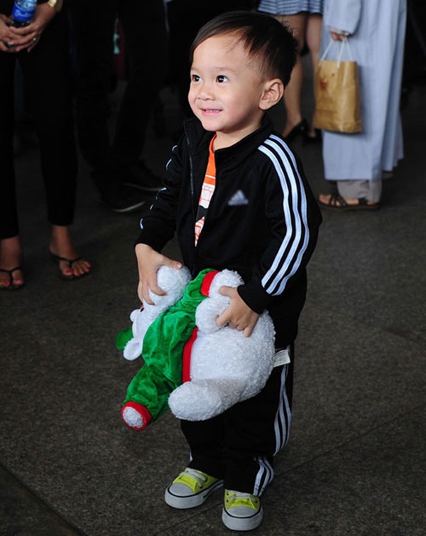 Bộ đồ kẻ, giày thể thao và mũ lưỡi trai đội ngược là những món đồ thường được chị em nữ ca sĩ Thanh Thảo và Thụy Anh diện cho quý tử lém lỉnh. 