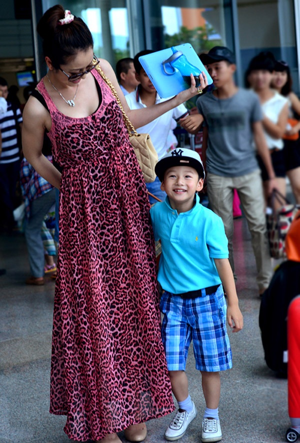 Sở hữu nét đẹp của Hoa hậu Jennifer Phạm và ca sĩ Quang Dũng, cậu bé Bảo Nam là một trong những nhóc tỳ điển trai nhất showbiz Việt. 