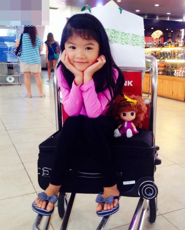 Vài lần phóng viên bắt gặp cô bé thường diện quần áo thun tiện dụng cùng dép lê cùng gia đình ở sân bay. 