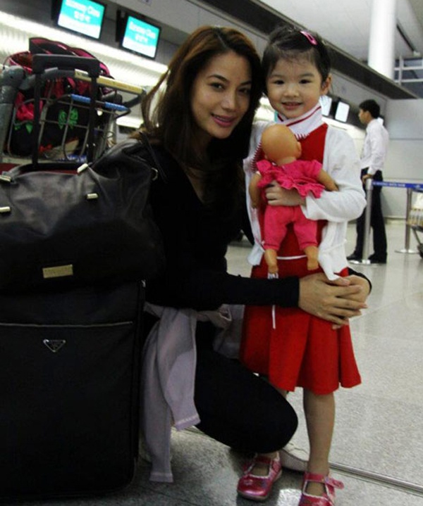 Hoặc nổi bật trong bộ váy liền màu đỏ, khoác khăn và áo trắng ấm cúng cùng đôi giày xinh xắn. 