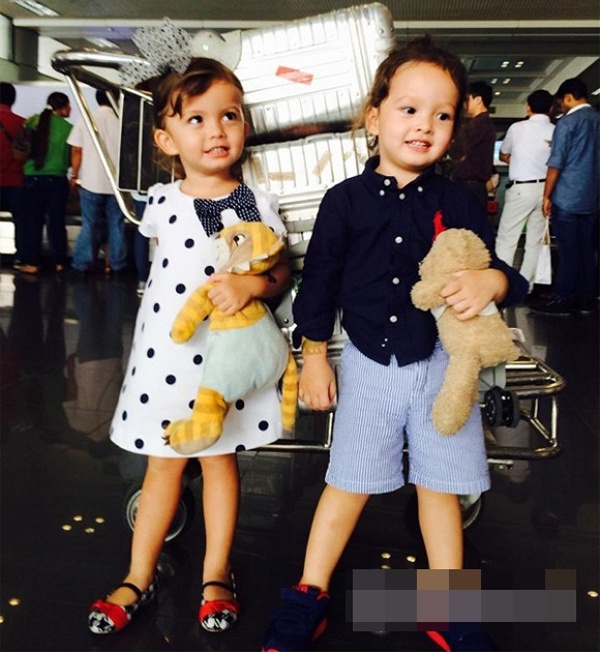 Trang phục sân bay của hai bé được mẹ Hồng Nhung khá chăm chút.