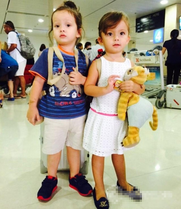 Trong khi đó, cậu nhóc Tôm diện sơ mi, áo thun cùng quần ngố với giày thể thao. Đặc biệt, tổng thể trang phục của hai bé thường ăn ý với nhau. 