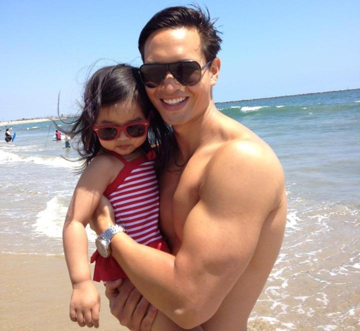 Hình ảnh cơ bắp đốn tim fan nữ của Kim Lý trên Facebook cá nhân.