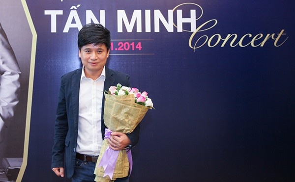 Sắp tới đây, liveshow của nam ca sĩ Tấn Minh sẽ được diễn ra với tên gọi Tấn Minh In the Spolight. Khác với nhiều đồng nghiệp cùng lứa như Mỹ Linh, Trần Thu Hà, Bằng Kiều đã thành tên tuổi lớn, Tấn Minh chọn con đường âm nhạc riêng lặng lẽ. Đây cũng là một phần lý do trong 20 năm đi hát, anh mới tổ chức đêm nhạc cho riêng mình. 