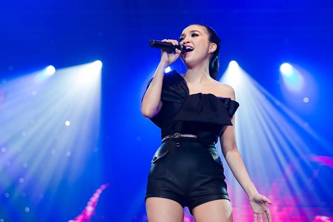 Tổ chức liveshow riêng là việc không đơn giản với các ca sĩ, một trong những lý do là vì kinh tế tài chính, nữ ca sĩ Hiền Thục là một ví dụ. Tháng 2/2014, Hiền Thục là nhân vật chính trong chương trình Dấu ấn, đây cũng là đêm diễn riêng đầu tiên của nữ ca sĩ sau 25 năm ca hát. Trước đó, Hiền Thục đi lên từ ca sĩ nhí và phát hành khá nhiều album nhưng chưa từng sở hữu liveshow riêng. 