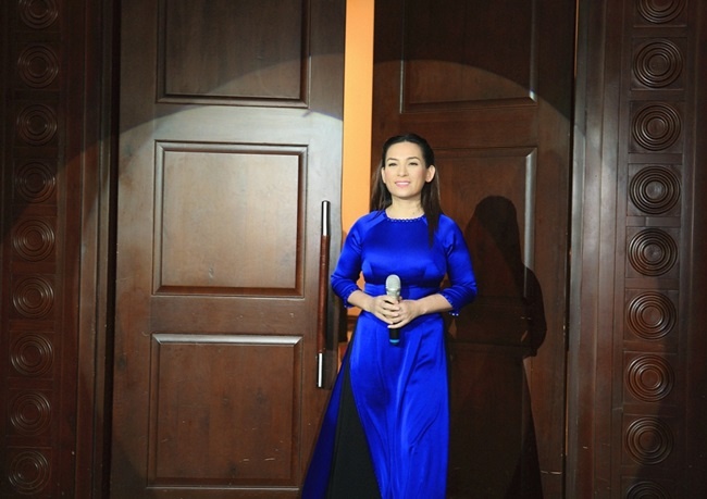 Đầu tháng 10 vừa qua, Phi Nhung là nhân vật chính trong chương trình Sol Vàng tại Nhà hát Hòa Bình (TP.HCM). Đêm nhạc có tên Thương nhớ người dưng đồng thời là liveshow đầu tiên của nữ ca sĩ sau hơn 20 năm ca hát. Trong buổi họp báo giới thiệu, Phi Nhung nghẹn ngào chia sẻ lý do cô chưa thể có riêng đêm nhạc cho khán giả là vì thiếu tiền. 