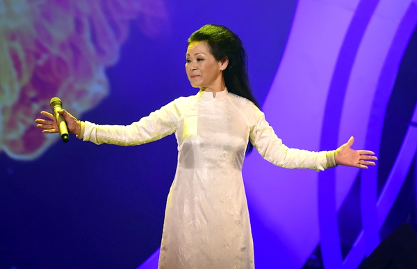 Tháng 5 năm nay, danh ca Khánh Ly bất ngờ thông báo cô sẽ tổ chức đêm diễn ở quê nhà sau 40 năm vắng bóng. Sau thời gian chờ đợi, đêm nhạc Live Concert Khánh Ly được tổ chức tại Trung tâm Hội nghị Quốc gia Hà Nội đã được Bộ Văn hóa Thể thao và Du lịch, Cục Nghệ thuật biểu diễn đồng ý cấp phép khiến khán giả kỳ vọng. 