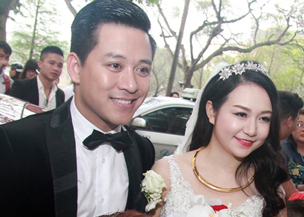 Bản thân Tuấn Hưng cũng từng vài lần hé lộ chuyện tình cảm nhưng anh luôn khẳng định muốn khán giả biết đến bằng giọng hát thay vì đời sống cá nhân. Hiện tại, giọng ca Nắm lấy tay anh vừa lên chức bố mẹ với bà xã là cựu hot girl Hương Baby. 