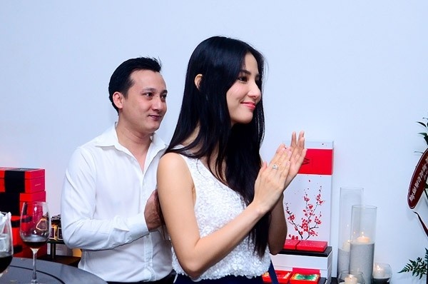 Trong giới sao nữ, người đẹp Diễm My 9x tự nhận là người đa tình, dễ yêu. Trong một show truyền hình hồi tháng 4 năm nay, diễn viên Mỹ nhân kế chia sẻ về đời sống tình cảm từ mối tình đầu năm 19 tuổi cho đến hiện tại. Diễm My tiết lộ, người yêu của cô thuộc nhiều ngành nghề, lứa tuổi, mối tình lâu nhất kéo dài 2 năm và ngắn nhất chỉ là 1 tuần lễ. 