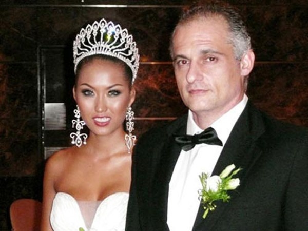  “Nữ hoàng dao kéo” Phi Thanh Vân chuẩn bị lên xe hoa lần 2 với bạn trai kém tuổi Bảo Duy. Trước đó, cô từng kết hôn với một doanh nhân người nước ngoài. 