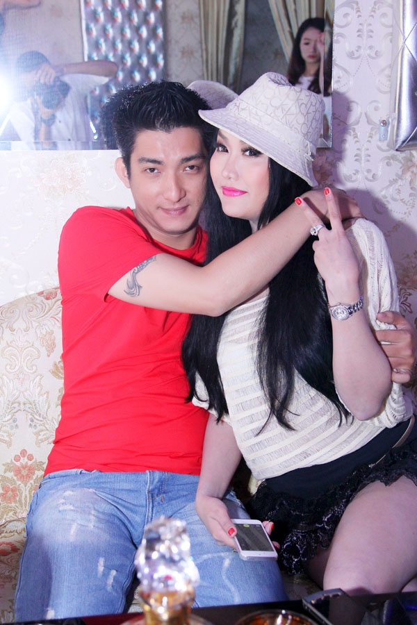 Sau khi ly hôn, Phi Thanh Vân thay đổi phong cách ngoại hình và vướng phải nhiều tin đồn cặp trai trẻ. Vốn khá thoải mái nhắc đến chuyện tình cảm, trong bài phỏng vấn vào tháng 4 vừa qua, “nữ hoàng dao kéo”  tiết lộ những người đàn ông cô từng yêu đều có điểm chung là “trai đẹp”. “Duy là một trong số đó, nhưng có khác là anh ấy nhỏ hơn tôi 2 tuổi. Tuy nhiên, tôi đã từng yêu người nhỏ hơn tôi 5 tuổi và 7 tuổi” – Phi Thanh Vân nói. 