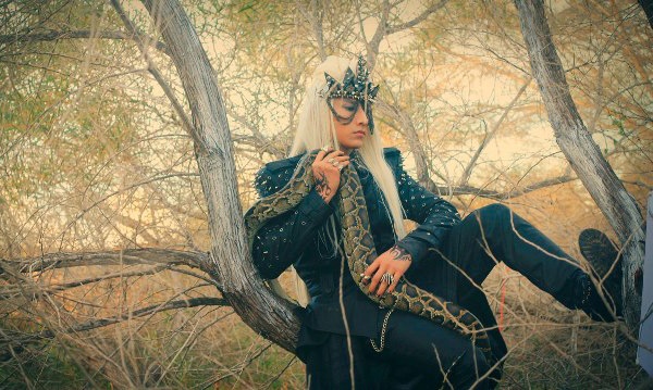 MV được quay ở Phan Thiết và sau đó được trau chuốt bằng công nghệ hình ảnh mang đến bối cảnh vũ trụ huyền bí. Chỉ trong một thời gian ngắn ra mắt, MV Get on the floor chạm mốc 100.000 lượt xem trên trang Youtube.