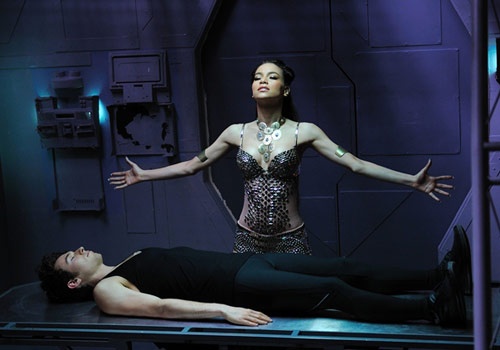 Trong MV, Hà Hồ hóa thân thành một cô nàng đến từ hành tinh xa lạ, cô được ê kip hóa trang cầu kỳ từ mái tóc cho tới trang phục. Người đẹp ngoài hành tinh Hồ Ngọc Hà nhảy bốc lửa và gợi cảm trong phi thuyền, cô trên đường đi tìm người yêu và chống trọi với nhóm người xấu áo đen. Vào thời điểm đó, MV Invincible là sự đầu tư lớn của Hà Hồ khi toàn bộ ê kip hầu hết đến từ nước ngoài. 