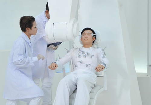 Nội dung MV là quá trình một chàng trai bình thường bị biến đổi thành siêu nhân, bối cảnh gói gọn trong phòng thí nghiệm có phần khá hạn hẹp. Dương Triệu Vũ cho biết hình tượng siêu nhân đại diện cho sức mạnh ý chí bên trong mỗi con người. 