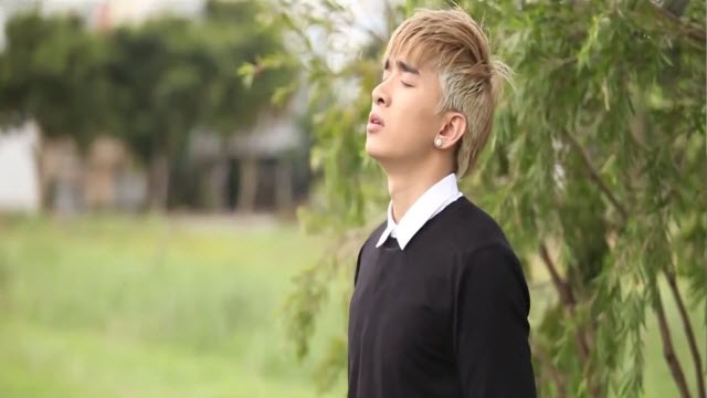 Tuy nhiên cô gái không may gặp tai nạn và phải ngồi trên xe lăn. Chứng kiến bạn gái vật lộn với đôi chân tật nguyền, chàng trai tìm cách quay trở về quá khứ để thay đổi sự tình. Đến khi bạn gái tránh được tai nạn thì tình yêu trong cô đổi thay.  