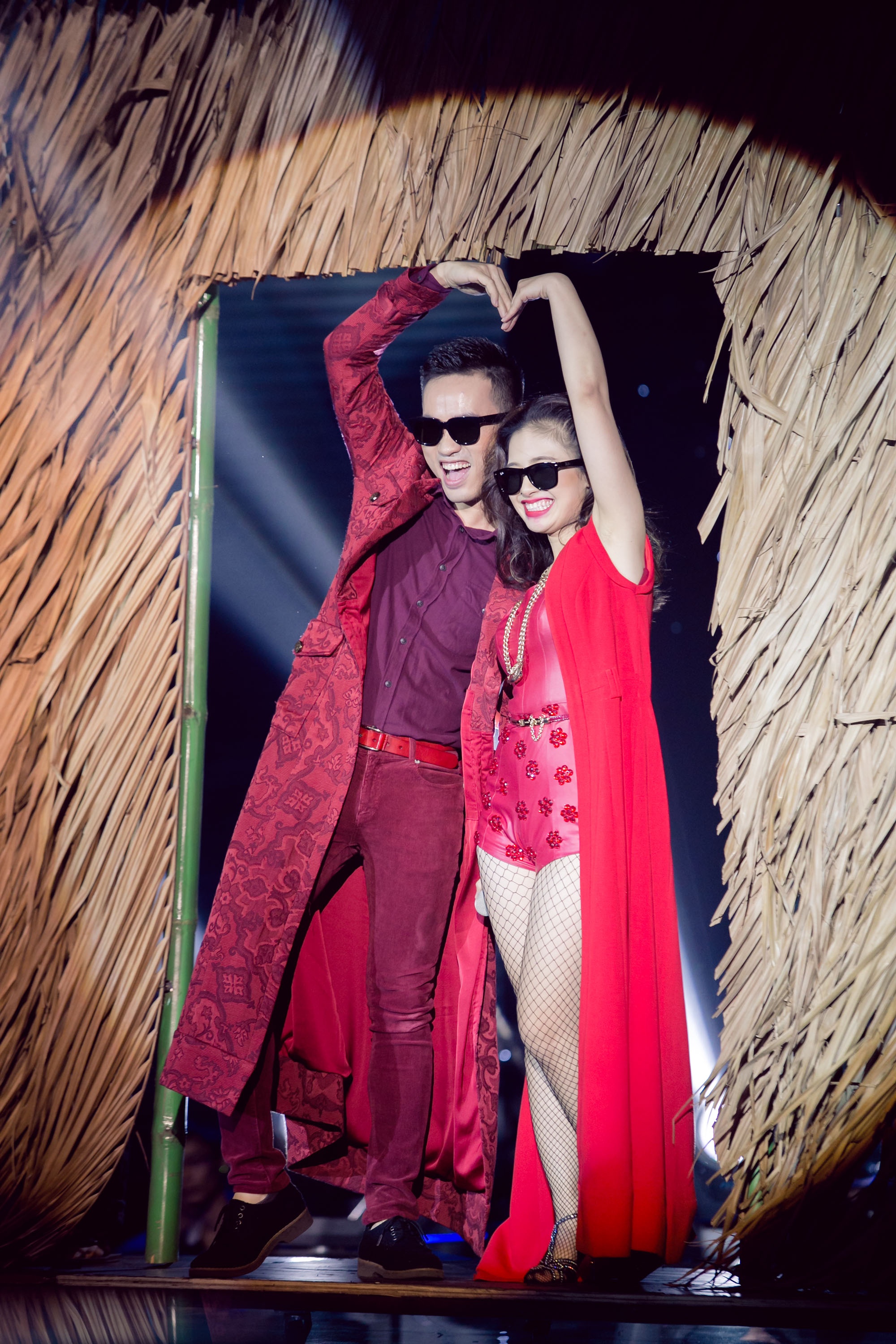 Trong khi đó, NTK trẻ hóa vai thành một thiếu gia chuyên cưa cẩm các cô gái. Cả hai cùng hòa giọng nhịp nhàng, phối hợp qua điệu nhảy tango sôi động và máu lửa. Cặp đôi khiến ba giám khảo bất ngờ về tiết mục ấn tượng cũng như khả năng diễn xuất của hai người.