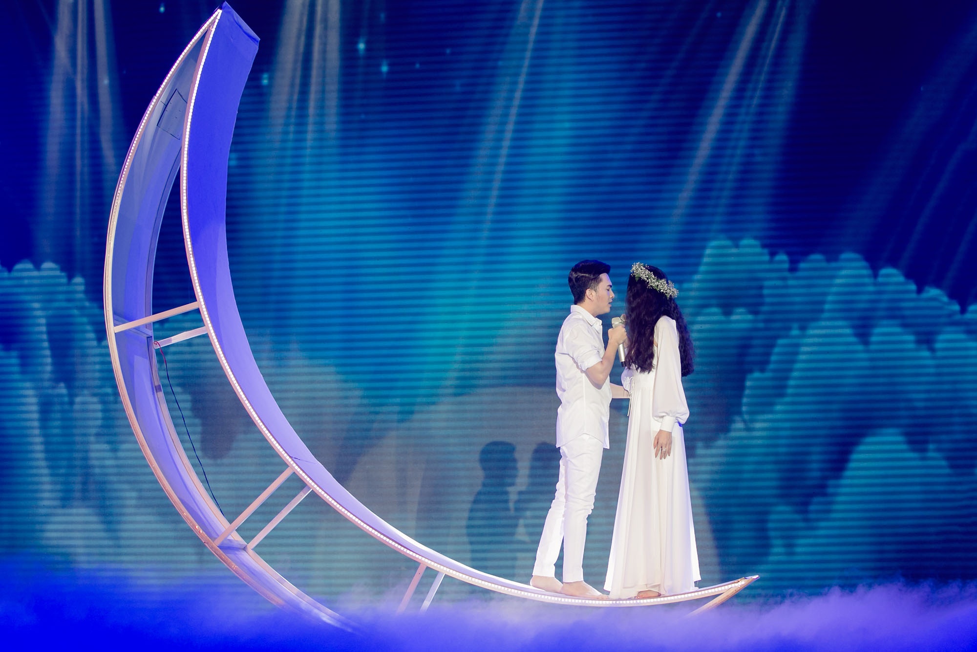 Nam Cường, Quế Vân đưa khán giả đến với một chuyện tình buồn vì bị ngăn cách qua ca khúc Sẽ thôi chờ mong. Trong trang phục được thiết kế nhẹ nhàng và quyến rũ của NTK Huy Trần, cựu người mẫu Hà thành như một nàng tiên bước xuống từ vầng trăng.