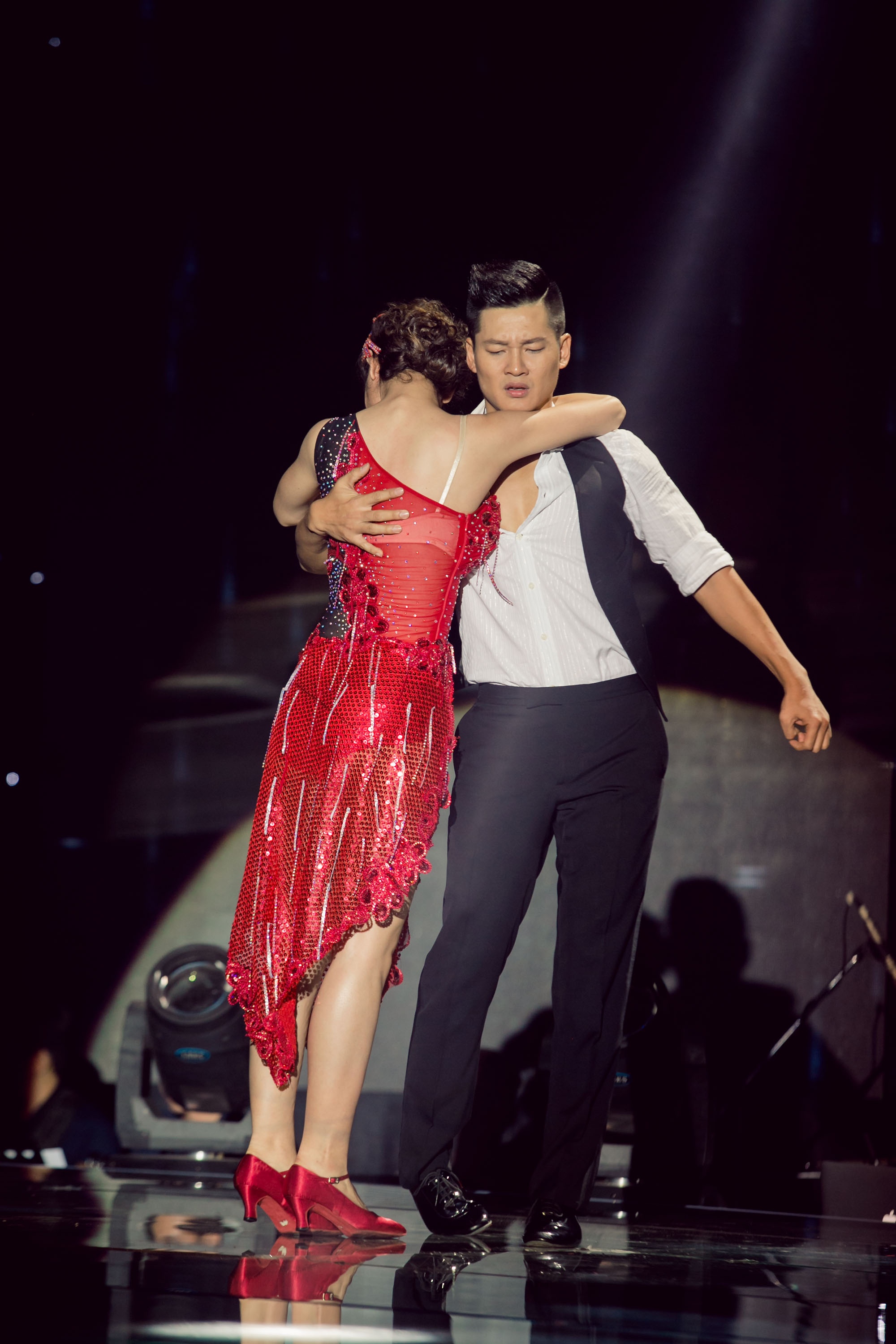 Với ca khúc Vũ nữ thân gầy, Jennifer Phạm và Đức Tuấn vào vai đôi vợ chồng trẻ, vì gia đình quá nghèo nên cô vợ quyết định nghe theo lời tú bà đi làm vũ nữ. Thấy cô xinh đẹp, quyến rũ, đồng nghiệp tìm cách hãm hại, đánh đập. Trong lúc cô bị đánh ngã lăn trên sân khấu, chồng cô tìm đến và cứu giúp.