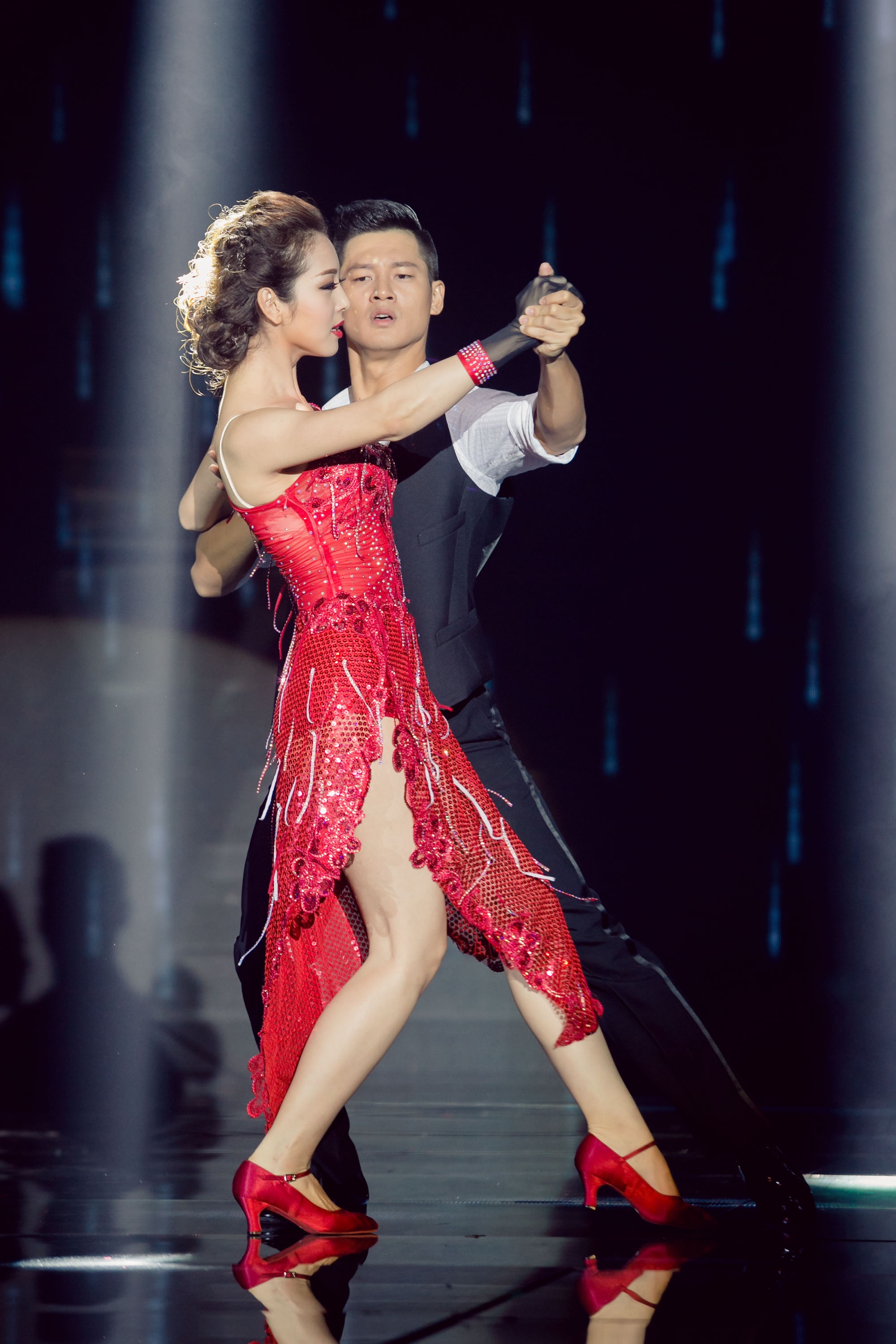 Tối 9/11, liveshow thứ hai của chương trình Cặp đôi hoàn hảo với chủ đề Đêm dạ vũ diễn ra tại Nhà thi đấu Nguyễn Du, TP.HCM. Thử thách này đòi hỏi các cặp đôi không chỉ khoe khả năng ca hát mà bên cạnh đó, họ còn phải phối hợp ăn ý và nhịp nhàng với nhau qua những động tác nhảy chuyên nghiệp, đúng tiết tấu và ăn khớp với giai điệu bài hát. Khác với đêm mở màn, đêm thi thứ hai có phần kịch tính hơn khi xuất hiện chiếc ghế nóng. Theo đó, sau mỗi tiết mục, cặp nào giành điểm cao sẽ có cơ hội ngồi vào ghế nóng. Chiếc ghế này có thể thay đổi chủ nhân liên tục trong đêm. 