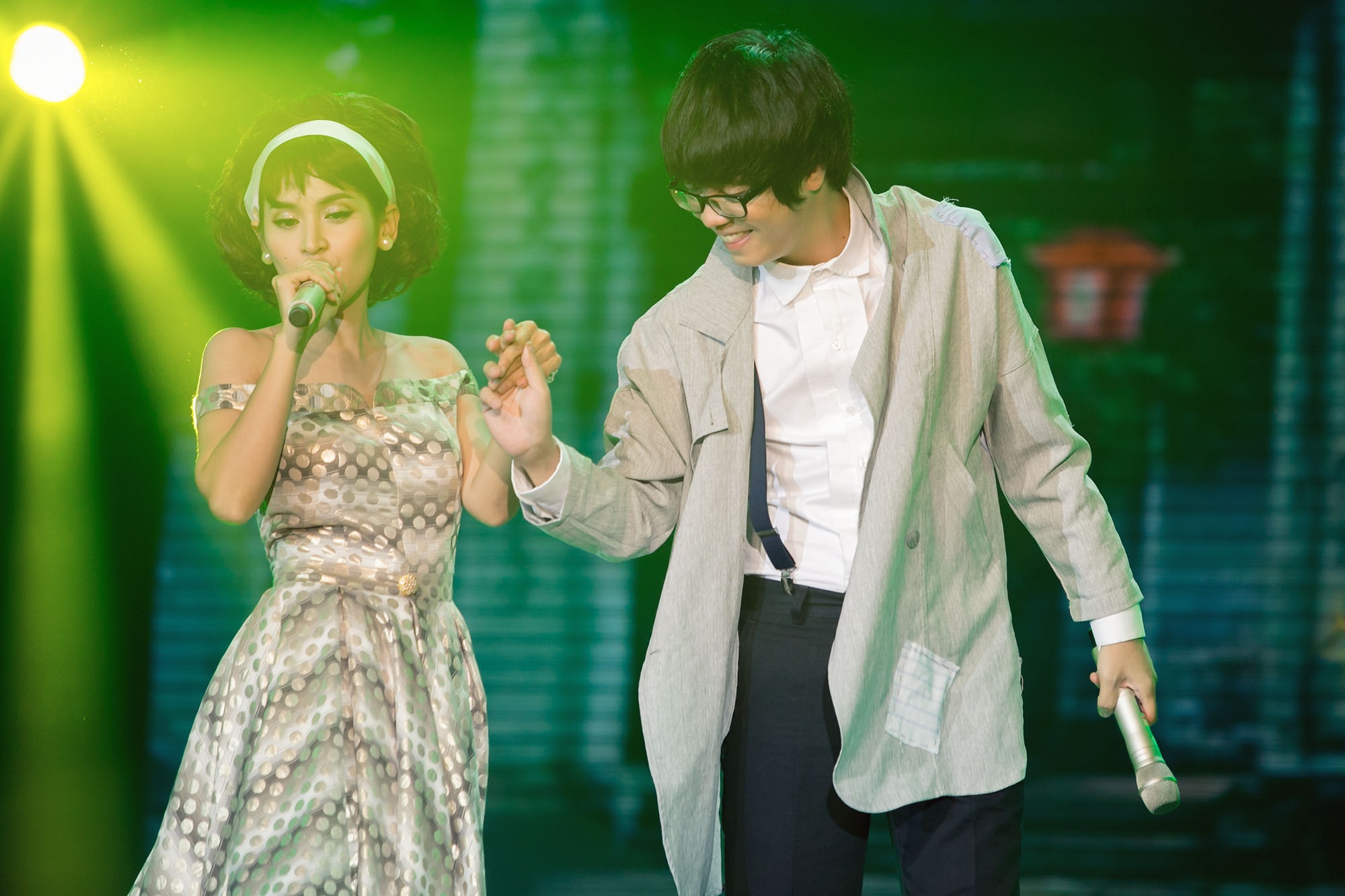 Cặp đôi Bùi Anh Tuấn và Tú Vi hòa giọng với nhau qua liên khúc 4 bài hát Bây giờ tháng mấy - Niềm đau chôn dấu - Biển cạn - Một tình yêu. Ở liveshow 2, hai thí sinh trẻ nhất của chương trình đã chứng tỏ giọng tốt  và mang lại nhiều cảm xúc cho khán giả.