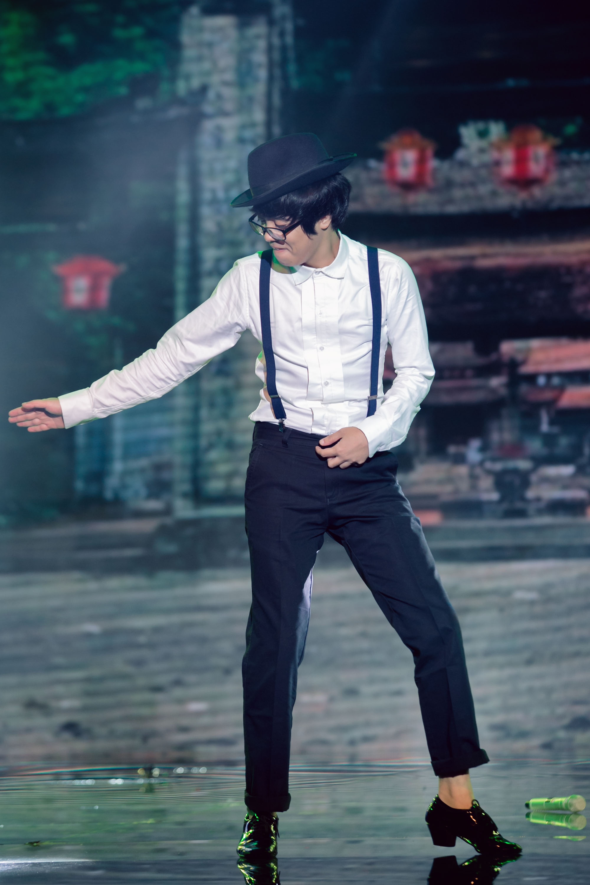 Bên cạnh đó, họ còn khéo léo kết hợp với nhau qua những động tác nhảy. Mặc dù Bùi Anh Tuấn chia sẻ nhảy là cực hình với bản thân nhưng anh cũng đã cố gắng hết sức để hoàn thành tốt phần thi của mình.